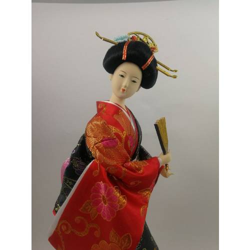 Статуэтка японка в чёрно-красном кимоно с веером (121061), рис. 0